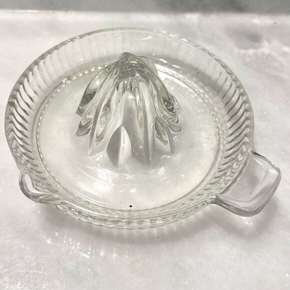 Vintage Glass Citrus Orange Lemon Lime Juicer Clear Ribbed Manual Reamer - Picture 2 of 2